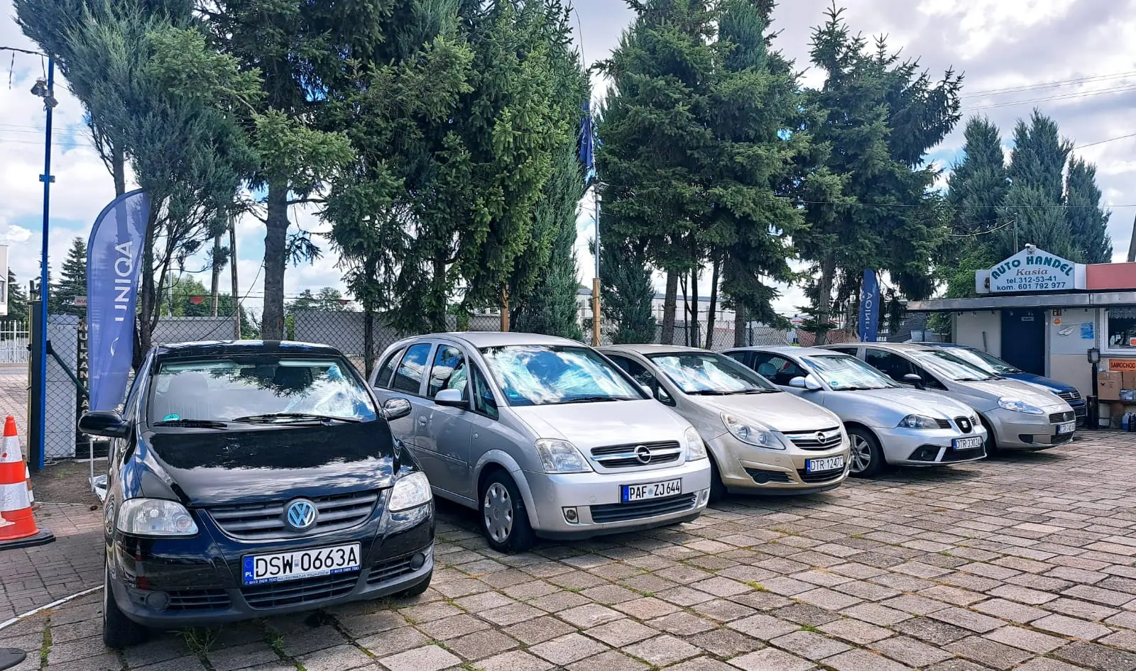 Auta na placu Komisu Prusice — rząd sprawdzonych samochodów na sprzedaż
